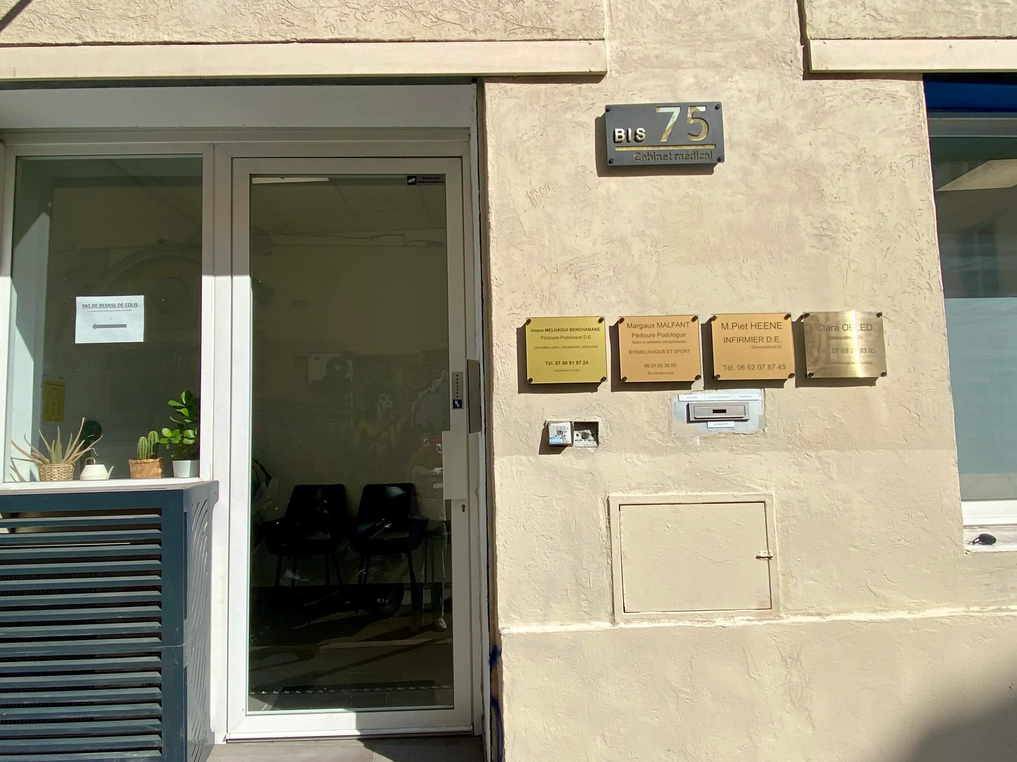 Entrée du cabinet médical au 75 bis rue d'Italie